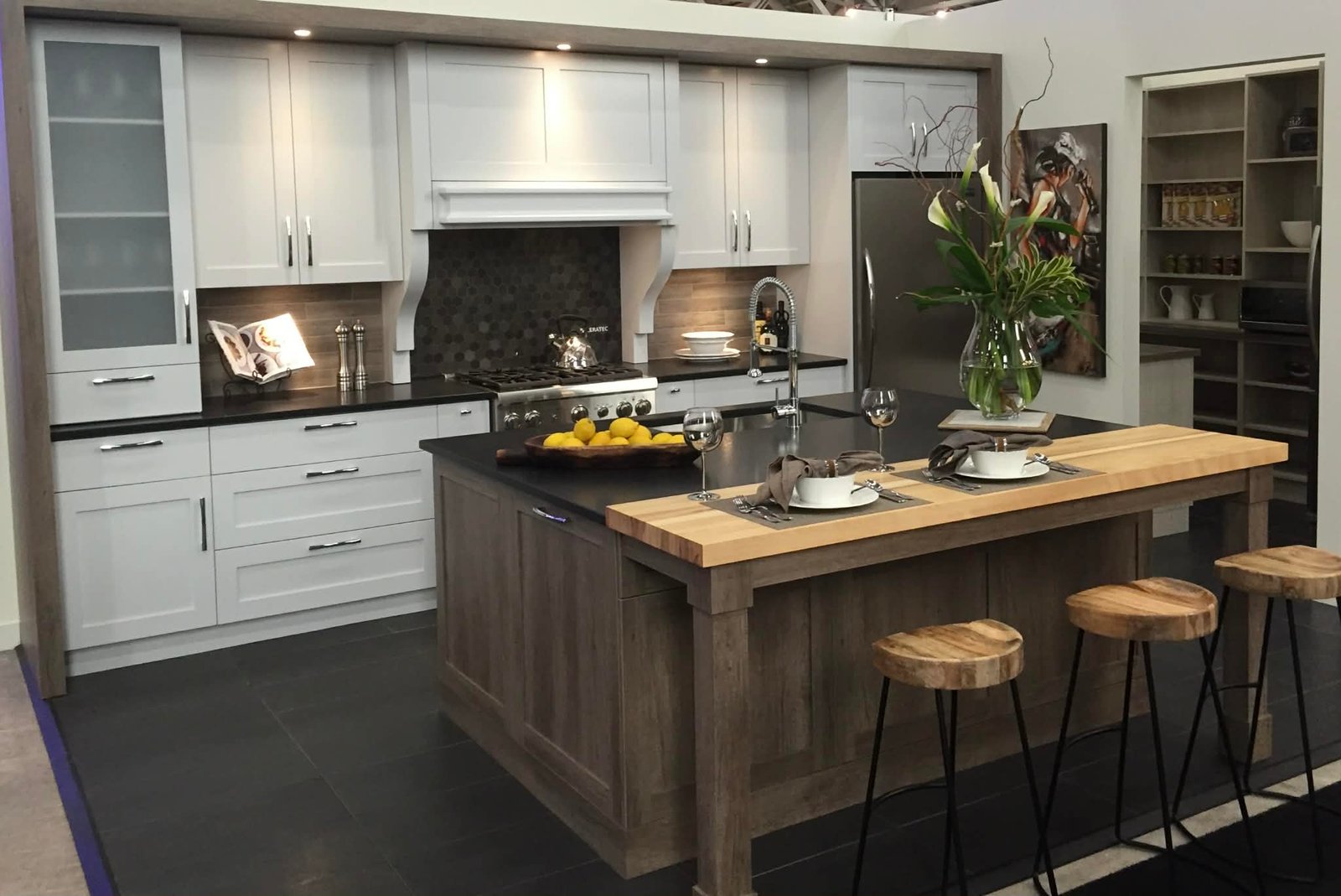 Salon de l'Habitation — Cuisine sur mesure avec îlot en bois massif et armoires shaker